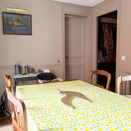 Large Flat 5min From The Arc De Triomphe *