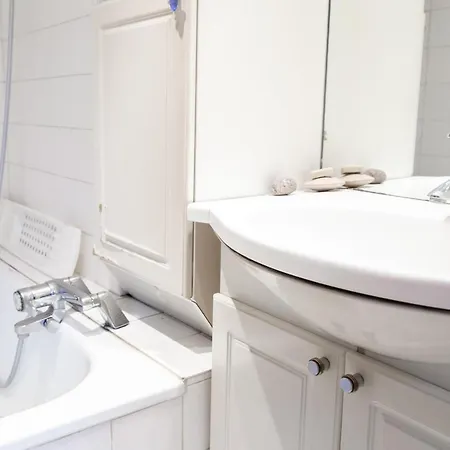 Large Flat 5min From The Arc De Triomphe *