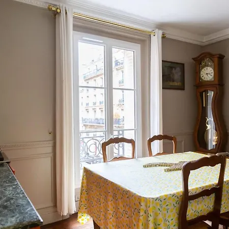 Large Flat 5min From The Arc De Triomphe Paris